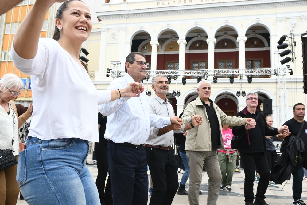 ΠΑΤΡΑ - ΦΩΤΟ: Εσυρε τον χορό ο Πελετίδης σήμερα στην Πλατεία