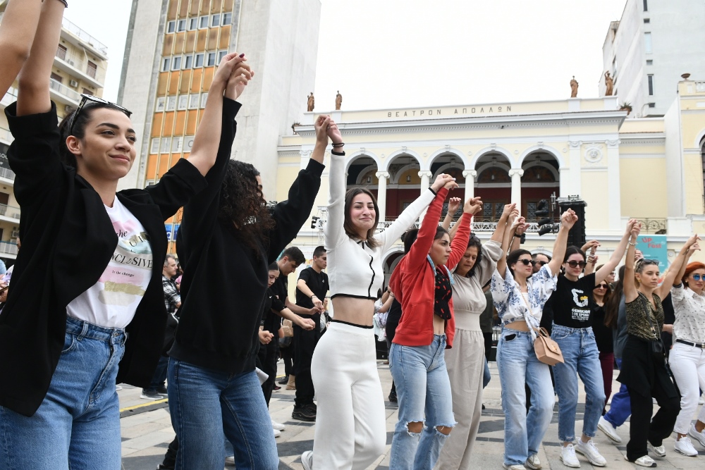 ΠΑΤΡΑ - ΦΩΤΟ: Εσυρε τον χορό ο Πελετίδης σήμερα στην Πλατεία