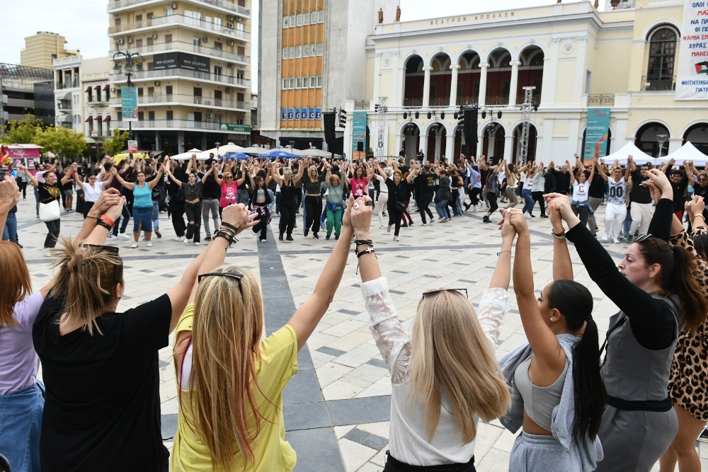 ΠΑΤΡΑ - ΦΩΤΟ: Εσυρε τον χορό ο Πελετίδης σήμερα στην Πλατεία