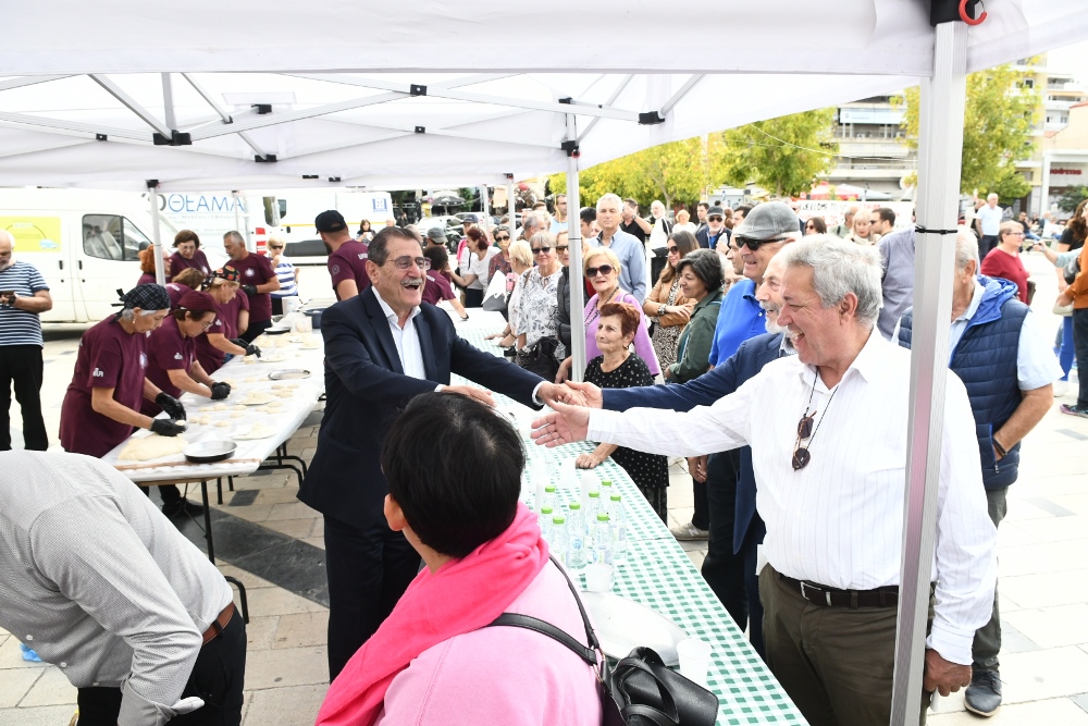 ΠΑΤΡΑ - ΦΩΤΟ: Εσυρε τον χορό ο Πελετίδης σήμερα στην Πλατεία