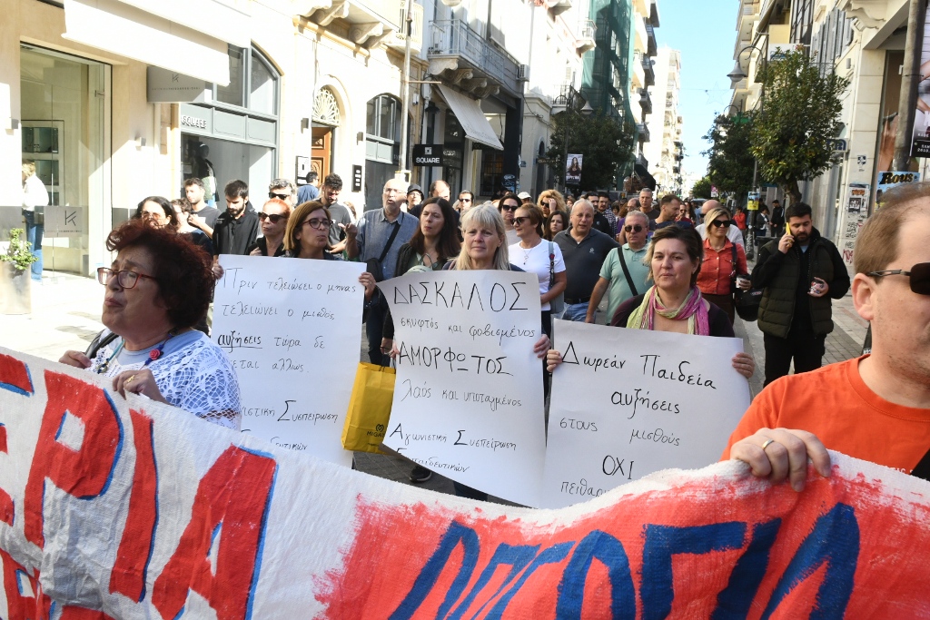 ΠΑΤΡΑ: Η Αντιδήμαρχος Παιδείας, Κατερίνα Σίμου στην συγκέντρωση των εκπαιδευτικών