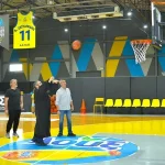 ΠΑΤΡΑ: Ο παπάς έκανε τον αγιασμό και... έβαλε και καλάθι