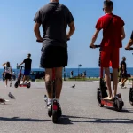 Νέος ΚΟΚ: Στα 30 χλμ/ώρα η ταχύτητα στην πόλη, αυστηρά πρόστιμα και υποχρεωτικό κράνος στα πατίνια