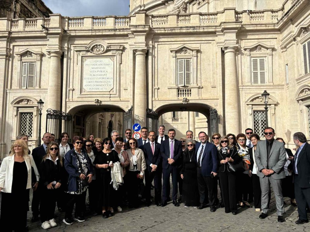 Ο Δήμαρχος Ανδραβίδας Κυλλήνης συνάντησε τον Πάπα στην Ρώμη - ΦΩΤΟ