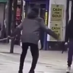 Λονδίνο: Κουκουλοφόροι αποφάσισαν να μονομαχήσουν με ματσέτες – Δείτε βίντεο