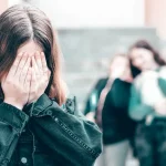«Την χτυπούσαν για ώρες και την ανάγκασαν να καπνίσει κάνναβη», λέει η μητέρα της 13χρονης που ξυλοκόπησαν ανήλικες