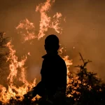 Βόρεια των Τρικάλων Κορινθίας η φωτιά που καίει ανεξέλεγκτα για τρίτη μέρα - Ενισχύθηκαν τα εναέρια μέσα