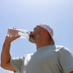 Νερό βρύσης ή από πλαστικό μπουκάλι; Ερευνητές προειδοποιούν για τους κινδύνους από τα μικροπλαστικά