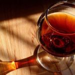 Γιατί οι παραγωγοί κονιάκ διαμαρτύρονται για τους δασμούς στα κινεζικά ηλεκτροκίνητα