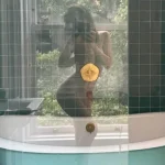 Emily Ratajkowski: Η ανάρτηση στο Instagram και οι γυμνές πόζες