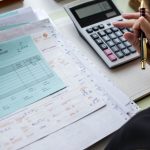 Μειώσεις άμεσων φόρων ως το 2027 με έσοδα από τη φοροδιαφυγή