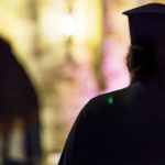 Μεθυσμένος ιερέας γύρισε σπίτι χωρίς ράσο και σταυρό – Τον έδιωξε η παπαδιά