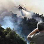 Φωτιά στην Κορινθία: Άνοιξε η Εθνική Οδός, κλειστά και σήμερα τα σχολεία – Με διάσπαρτες εστίες παλεύουν οι πυροσβέστες
