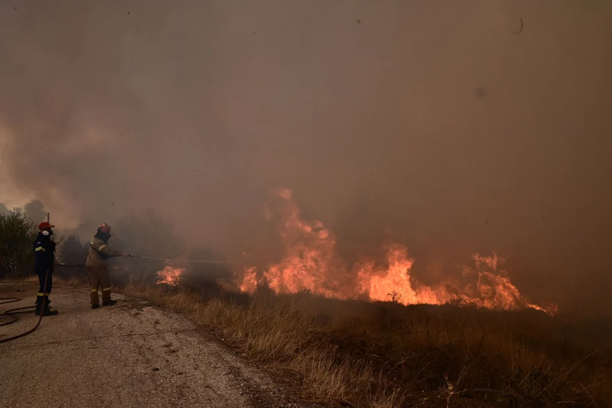 Βόρεια των Τρικάλων Κορινθίας η φωτιά που καίει ανεξέλεγκτα για τρίτη μέρα - Ενισχύθηκαν τα εναέρια μέσα