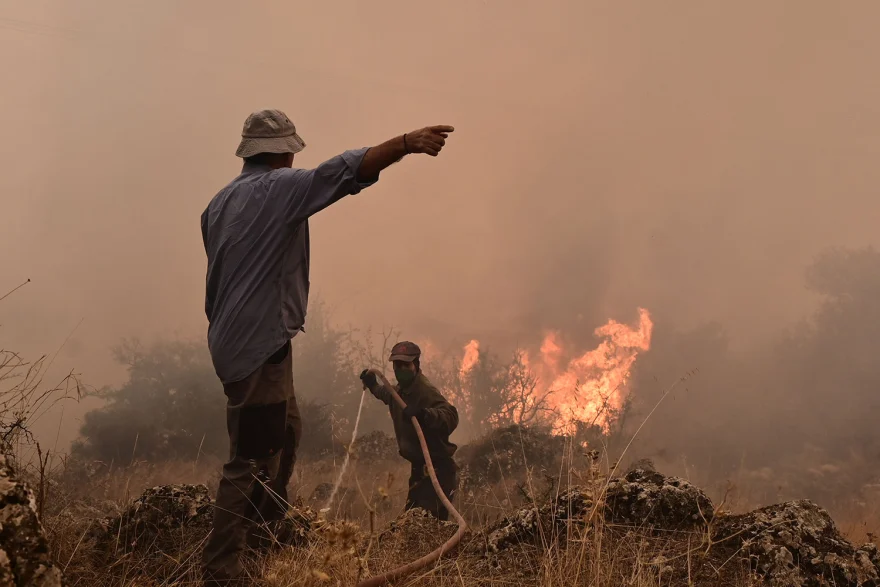 Βόρεια των Τρικάλων Κορινθίας η φωτιά που καίει ανεξέλεγκτα για τρίτη μέρα - Ενισχύθηκαν τα εναέρια μέσα