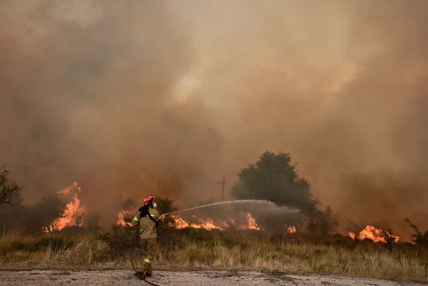 Βόρεια των Τρικάλων Κορινθίας η φωτιά που καίει ανεξέλεγκτα για τρίτη μέρα - Ενισχύθηκαν τα εναέρια μέσα