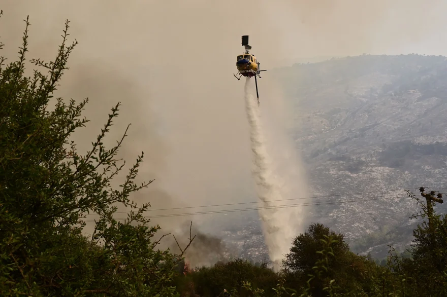 Βόρεια των Τρικάλων Κορινθίας η φωτιά που καίει ανεξέλεγκτα για τρίτη μέρα - Ενισχύθηκαν τα εναέρια μέσα