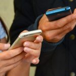 Φιάσκο η απαγόρευση των κινητών στα σχολεία: 5000 αποβολές μαθητών αλλά καμία ουσιαστική αλλαγή