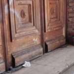 ΔΕΙΤΕ ΦΩΤΟ: Εφεραν κατσαρόλα και μαγειρεύουν... στα σκαλιά του Δημοτικού Θεάτρου