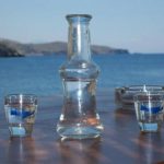 Συνελήφθη ο διευθυντής του ξενοδοχείου όπου καταναλώθηκε απορρυπαντικό αντί για ρακή