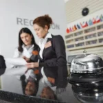 Εκπαιδευτικοί, σερβιτόροι, ρεσεψιονίστ και καμαριέρες
