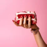 Το Red Velvet cake που αγαπάς έχει μέσα έντομα