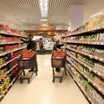 ΠΙΝΑΚΑΣ: Τα μισά μας λεφτά πηγαίνουν σε τρόφιμα, στέγη και μεταφορές – Κόψαμε αγορές