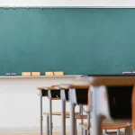 «Κάθε παιδί μπορεί να φοράει ό,τι θέλει» – Τι απαντούν πηγές του υπουργείου Παιδείας για τις σχολικές ποδιές
