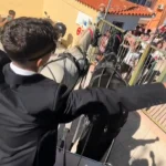 Βούλα: Μαθητής πήγε στο σχολείο με άμαξα και άλογα για να μαζέψει ψήφους για το 15μελές – Βίντεο