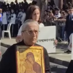 Χαρίτα Μάντολες: Η γυναίκα «σύμβολο» των αγνοουμένων στην Κύπρο παρήλασε για την 28η Οκτωβρίου