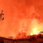 Ανεξέλεγκτη για τρίτη μέρα η φωτιά στο Ξυλόκαστρο - Νέο μήνυμα από το 112, άνοιξε η Αθηνών-Πατρών