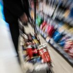 Ακρίβεια - Θεοδωρικάκος: Με καρτελάκια οι μειωμένες τιμές στα σούπερ μάρκετ