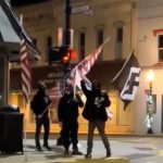 Μίσιγκαν: Μασκοφόροι ναζιστές διαδήλωσαν έξω από θέατρο (βίντεο)