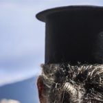 Εκκλησία: Η ποινή στον ιερέα που ντυνόταν με γυναικεία ρούχα