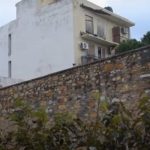 Χίος: Κατέρρευσε κουπαστή μπαλκονιού - Θραύσματα σε αυλή σχολείου (βίντεο)