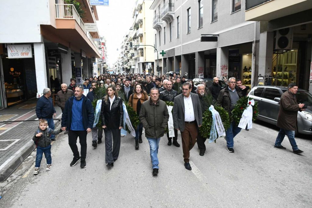 ΠΑΤΡΑ - ΦΩΤΟ: Ο Δήμος κατέθεσε στεφάνια για το Πολυτεχνείο