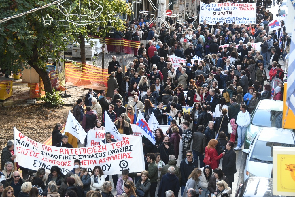 Η Δημοτική Αρχή με επικεφαλής τον Δήμαρχο Πατρέων, Κώστα Πελετίδη, συμμετείχε στην μεγαλειώδη πορεία των εργαζομένων