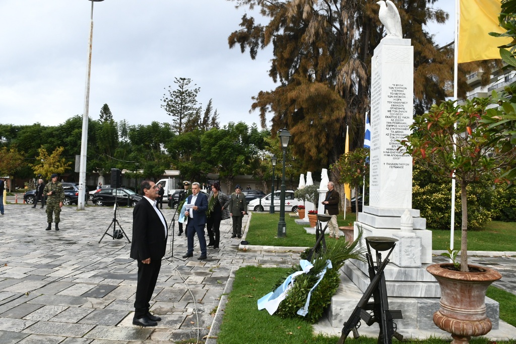 ΔΕΙΤΕ ΦΩΤΟ: Ο Δήμαρχος Πατρέων στις εκδηλώσεις για την Ημέρα των Ενόπλων Δυνάμεων