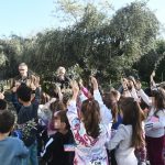 ΠΑΤΡΑ - ΦΩΤΟ: Μαθητές δημοτικού μάζεψαν ελιές