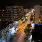 ΠΑΤΡΑ - ΤΩΡΑ: Μπούκαρε με ξύλο σε κατάστημα ενδυμάτων