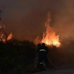 ΠΑΤΡΑ: Σε εξέλιξη η φωτιά στην Στροφυλιά - Μάχη πυροσβεστών όλη τη νύχτα - ΒΙΝΤΕΟ ΑΠΟ DRONE