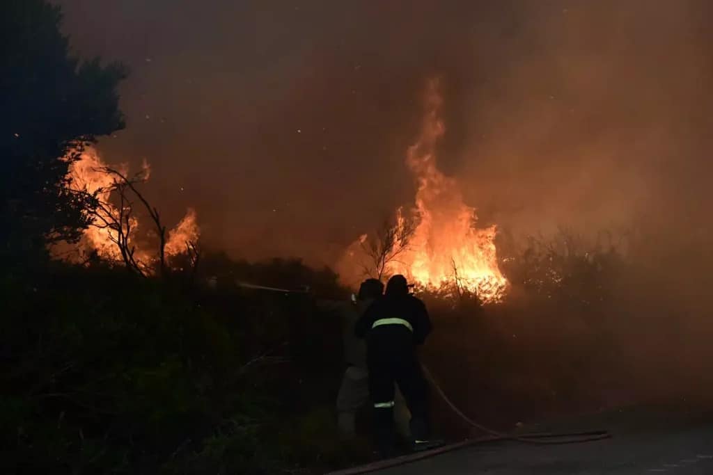 ΠΑΤΡΑ: Σε εξέλιξη η φωτιά στην Στροφυλιά - Μάχη πυροσβεστών όλη τη νύχτα - ΒΙΝΤΕΟ ΑΠΟ DRONE