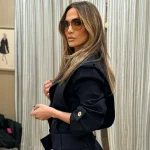 H Jennifer Lopez συνδυάζει τη μίνι φούστα της με πανύψηλες μπότες