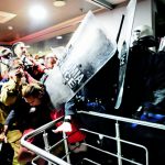 Οργή για την απρόκλητη επίθεση στους πυροσβέστες