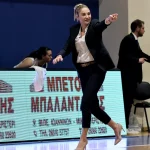 Σελέν Ερντέμ: Ντεμπούτο με ήττα στον πάγκο του ΠΑΣ Γιάννινα, με γόβες και κοστούμι η Τουρκάλα