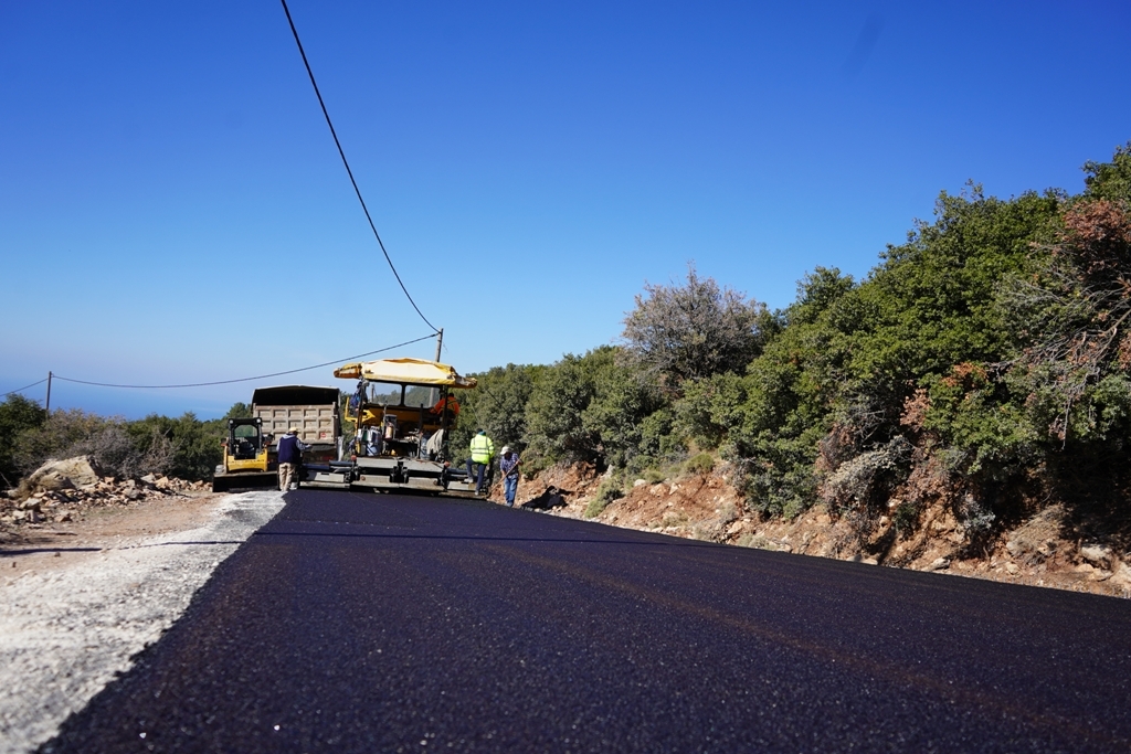 Ο Δήμαρχος Πατρέων, Κώστας Πελετίδης, στο έργο ανακατασκευής της οδού προς το Παναχαϊκό όρος