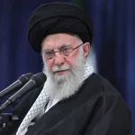 Το Ιράν διαψεύδει πως ο Χαμενεΐ είναι σε κώμα – Δημοσίευσε φωτογραφία από συνάντησή του