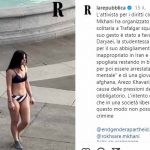 Ακτιβίστρια μιμήθηκε την Ιρανή φοιτήτρια κι έβγαλε τα ρούχα της στο κέντρο του Λονδίνου
