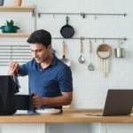 Μήπως σας κατασκοπεύει το air fryer; Φόβοι για το τι «ακούνε» οι έξυπνες συσκευές