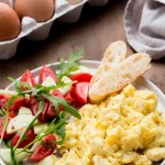 Συνταγή για απολαυστικά scrambled eggs με 1 ασυνήθιστο συστατικό – Δεν θα χρειαστείτε βούτυρο ή γάλα